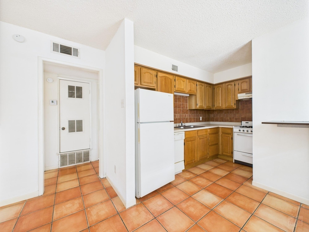 803 W 28th St - Photo 6