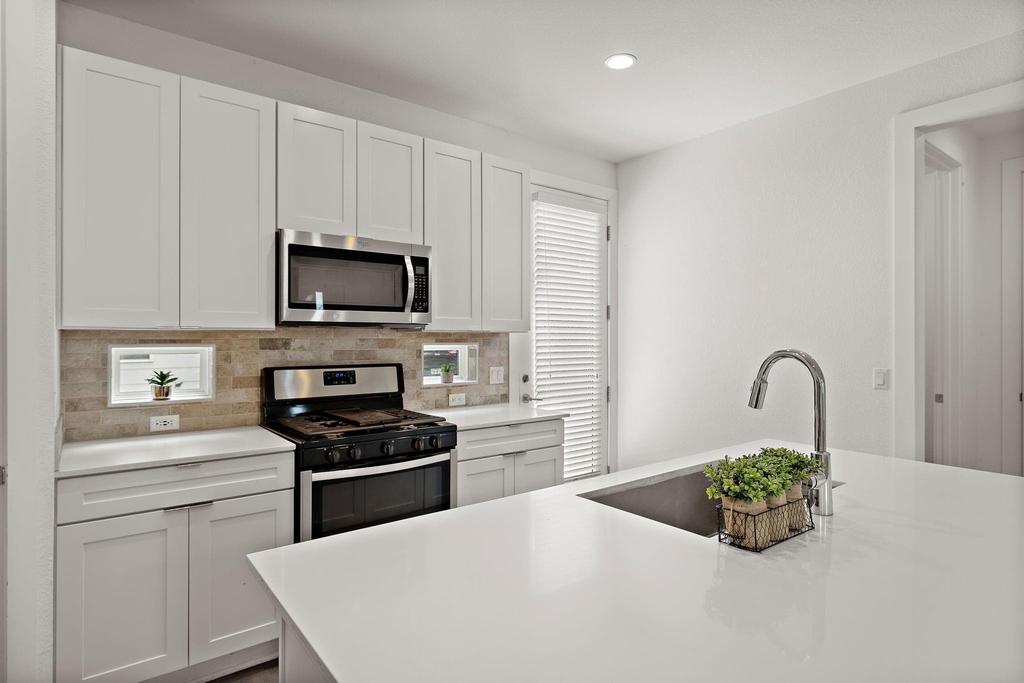 6404 Porter St - Photo 1