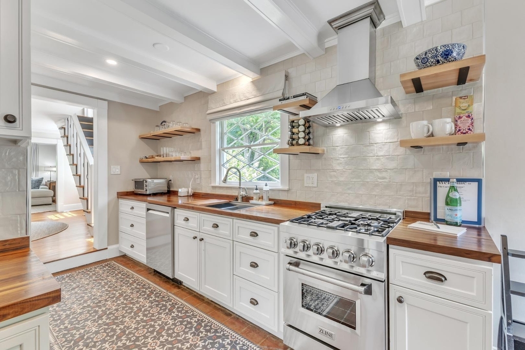 225 E Corbin Street - Photo 2