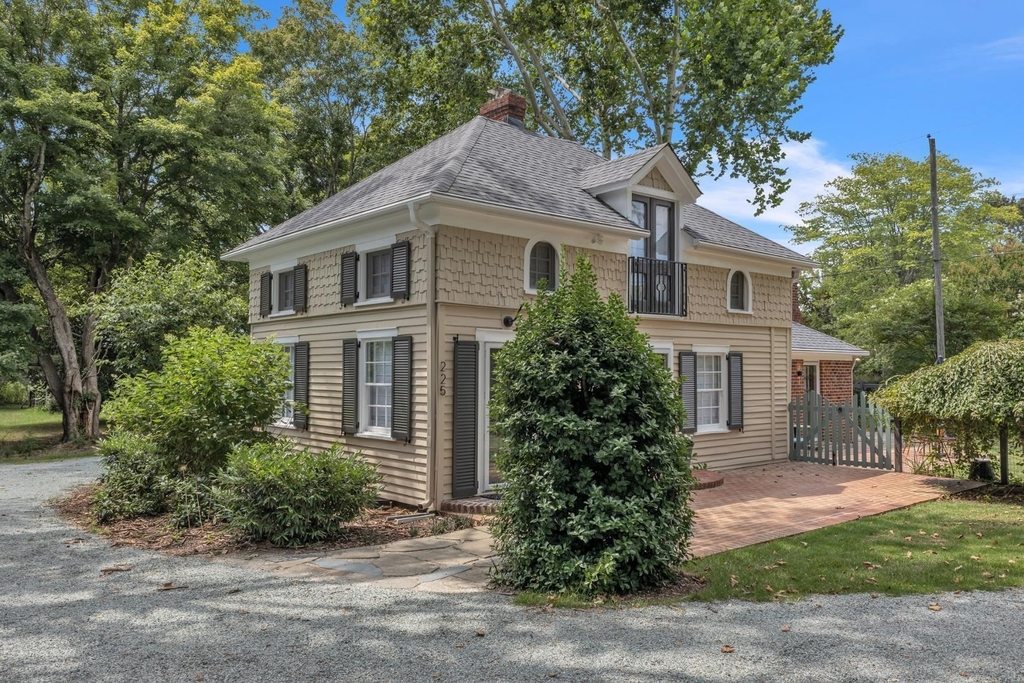 225 E Corbin Street - Photo 0