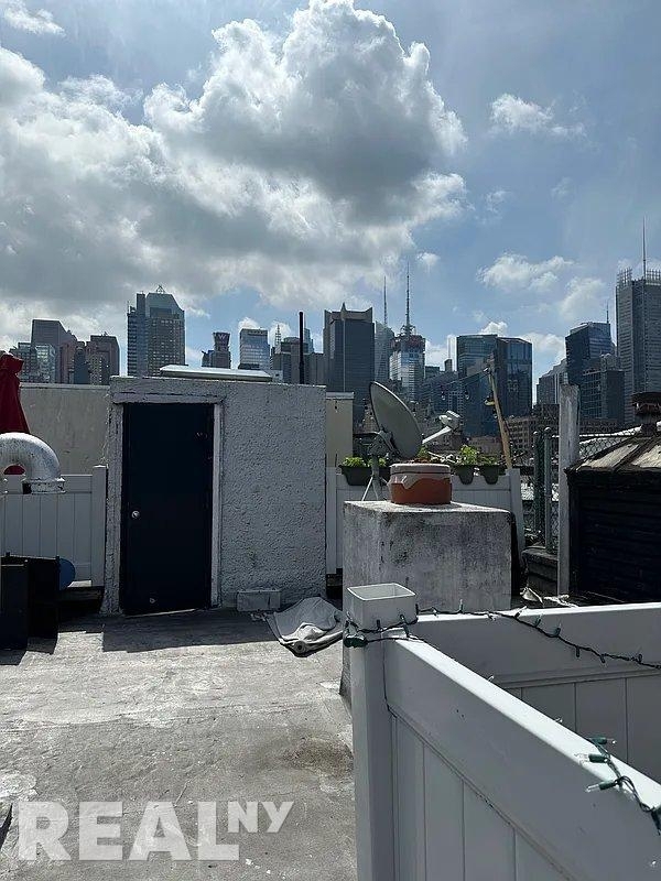 Tenth Avenue - Photo 2