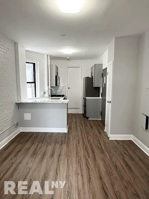Tenth Avenue - Photo 6