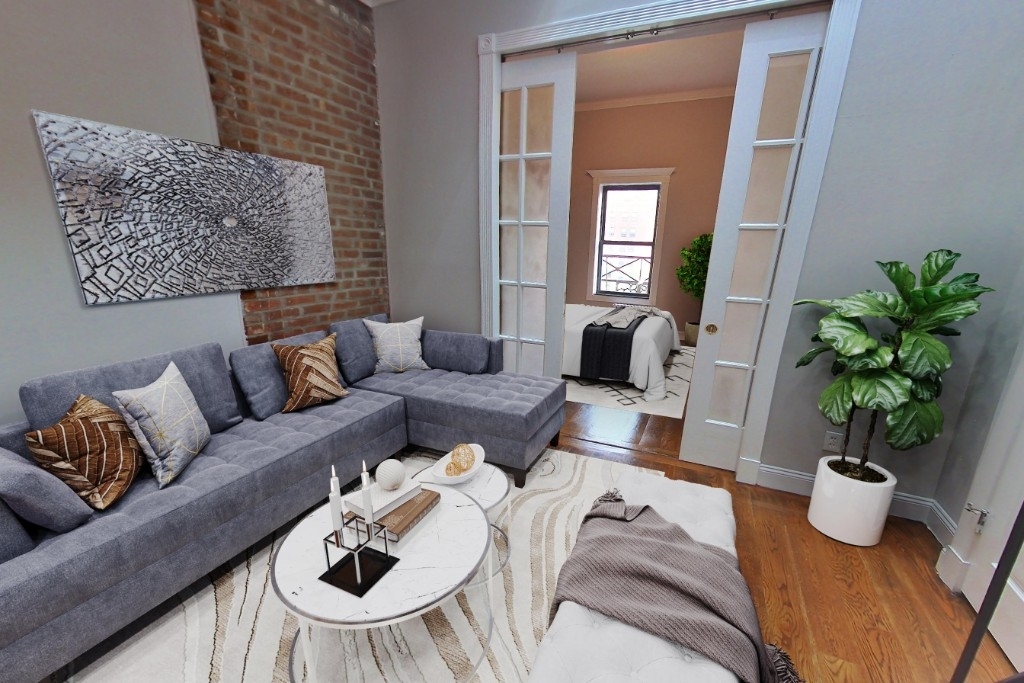 Tenth Avenue - Photo 0