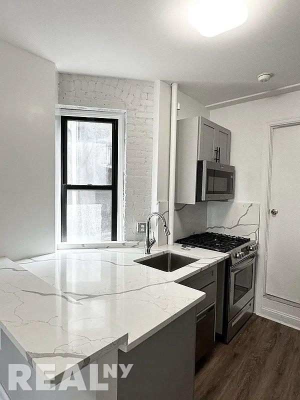 Tenth Avenue - Photo 1