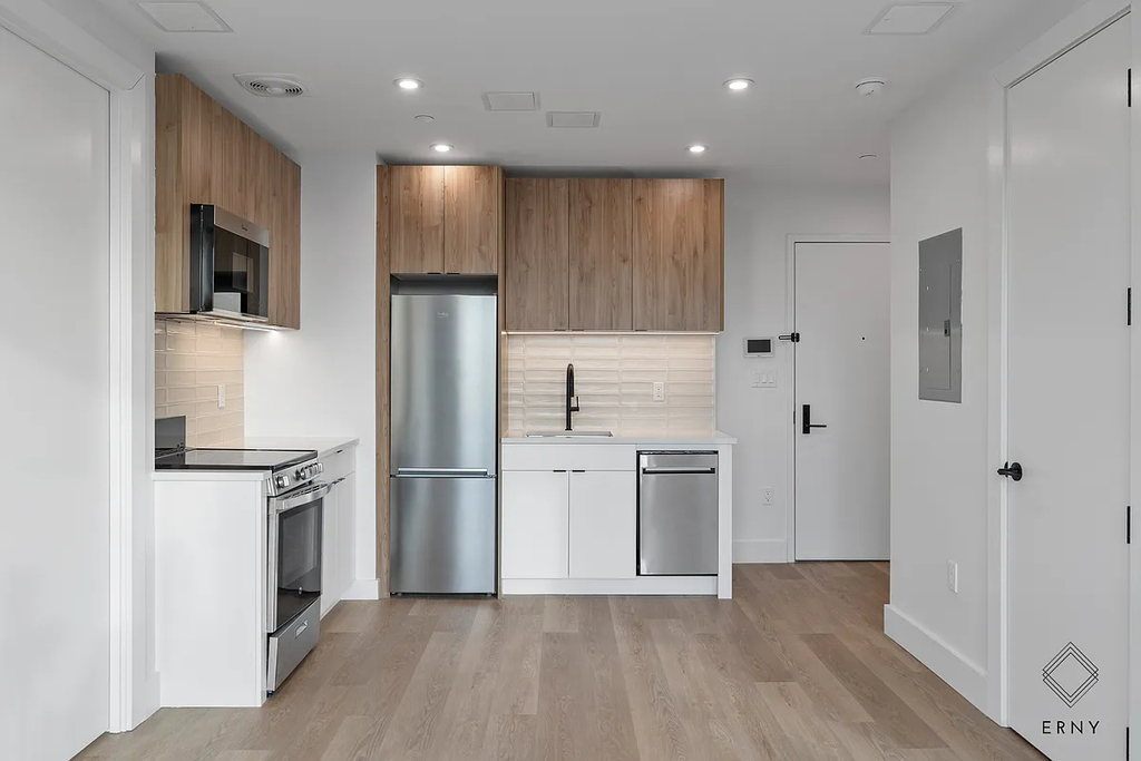 80 linden blvd - Photo 2