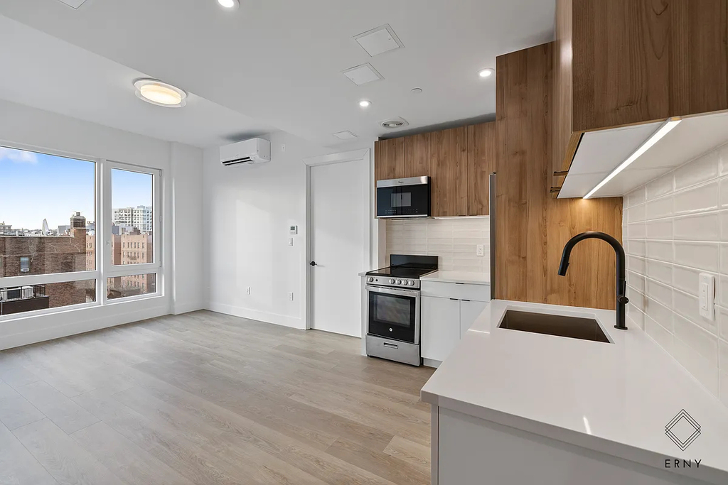 80 linden blvd - Photo 0