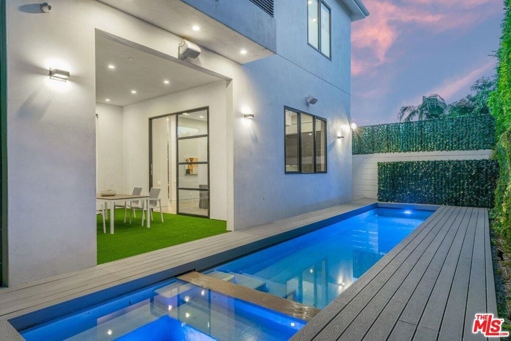 346 N Kings Road - Photo 1