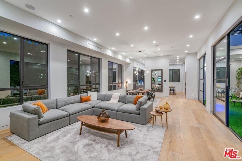346 N Kings Road - Photo 2