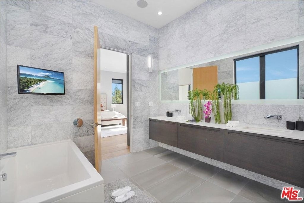 346 N Kings Road - Photo 30