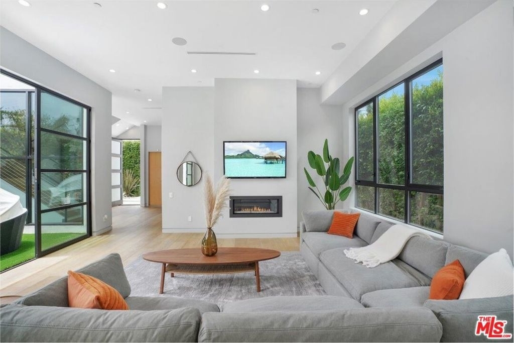 346 N Kings Road - Photo 8