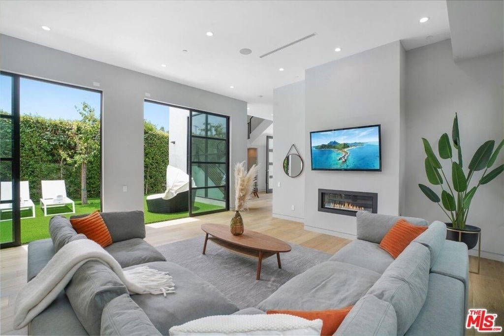 346 N Kings Road - Photo 9