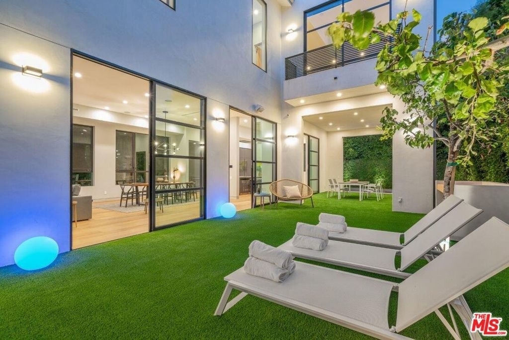346 N Kings Road - Photo 0