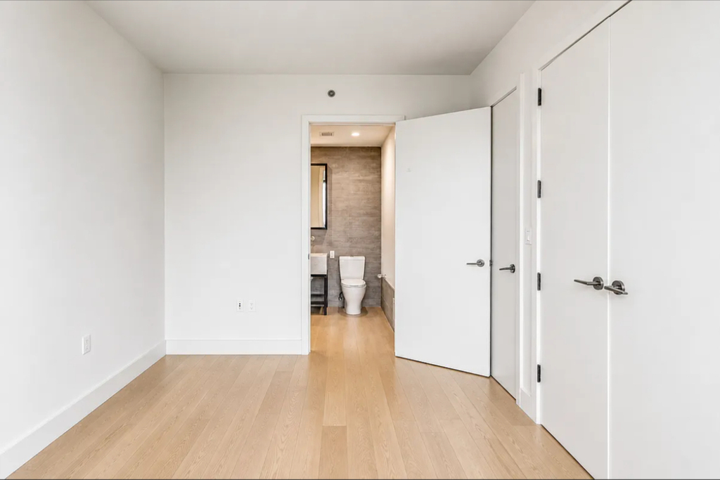 Fourth Avenue - Photo 3
