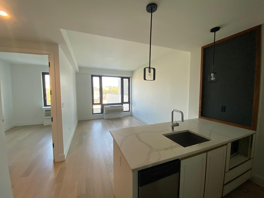 Fourth Avenue - Photo 2