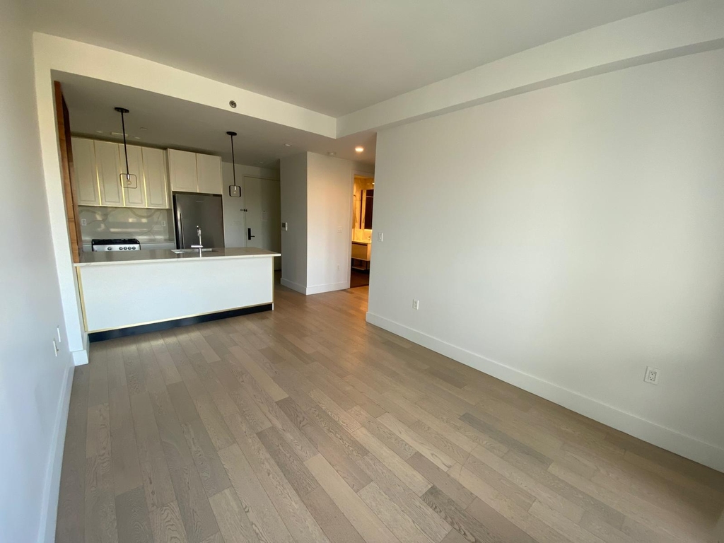 Fourth Avenue - Photo 9