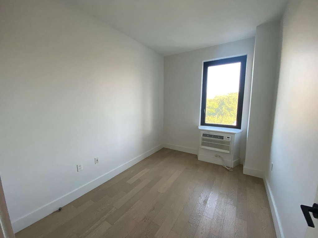 Fourth Avenue - Photo 6