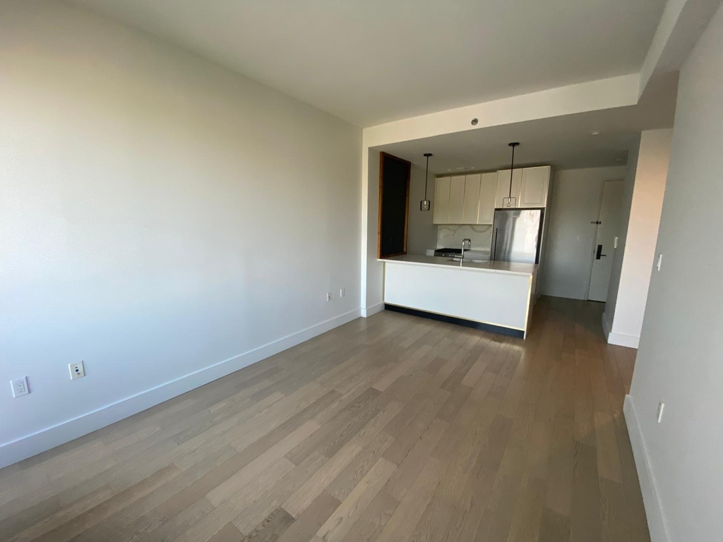 Fourth Avenue - Photo 3