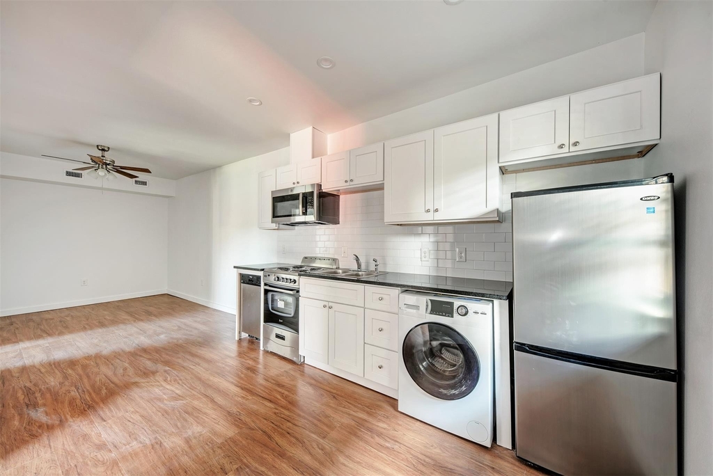 306 E 30th St - Photo 5
