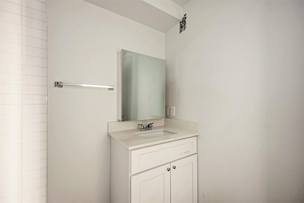 306 E 30th St - Photo 8