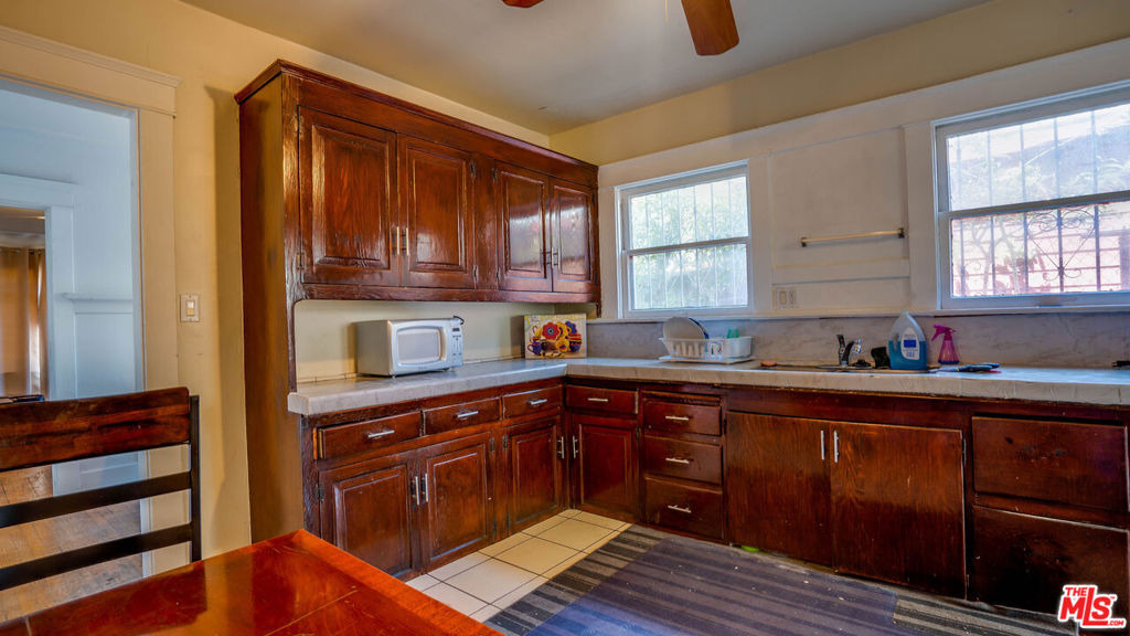 1130 S Hoover Street - Photo 8