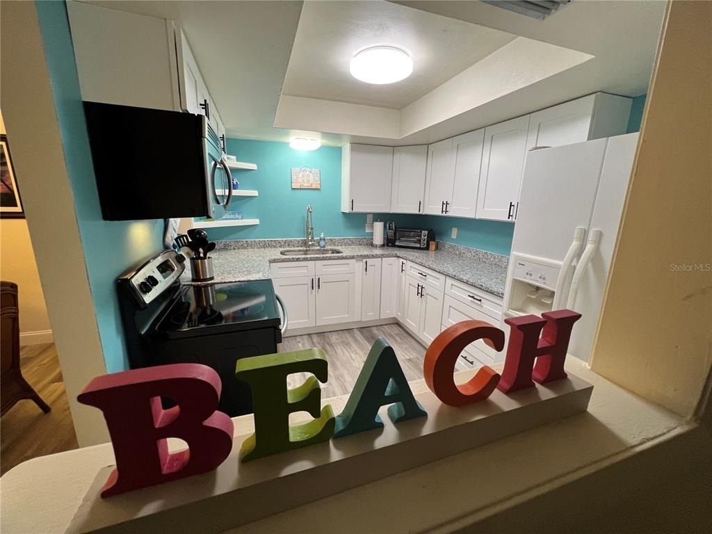 1406 N Saturn Avenue - Photo 2