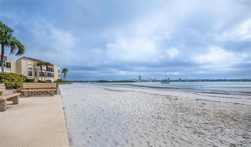 868 Bayway Boulevard - Photo 5