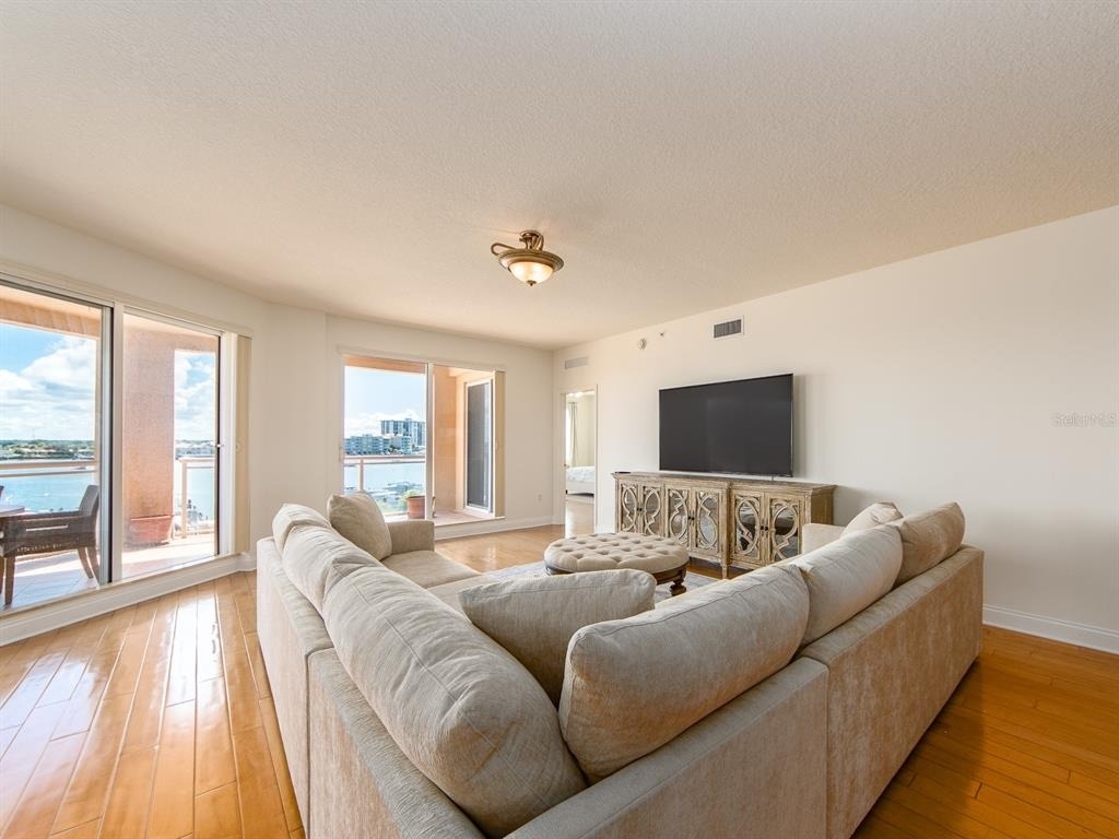 521 Mandalay Avenue - Photo 6