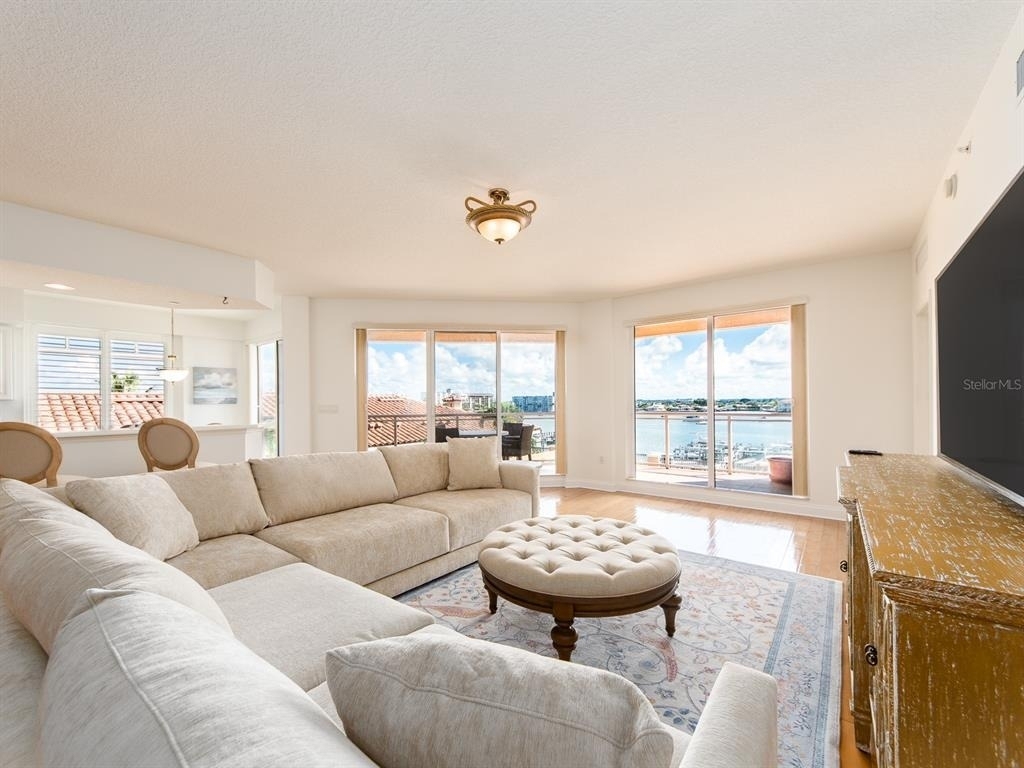 521 Mandalay Avenue - Photo 7