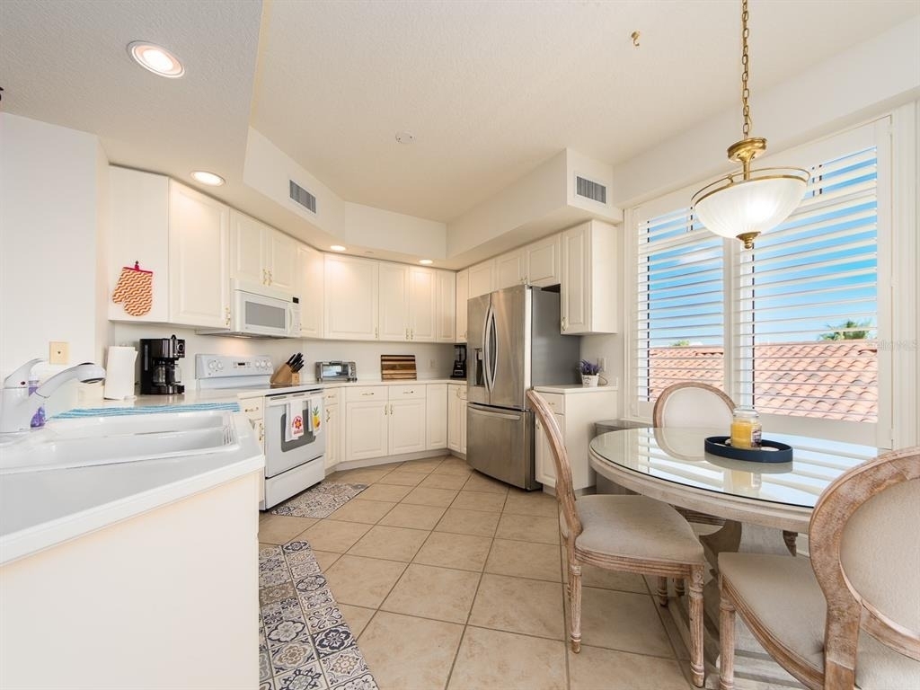 521 Mandalay Avenue - Photo 11