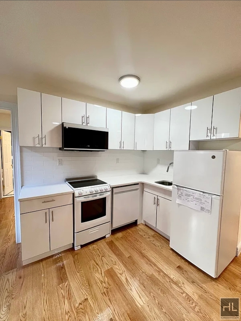 East 50th Street - Photo 2