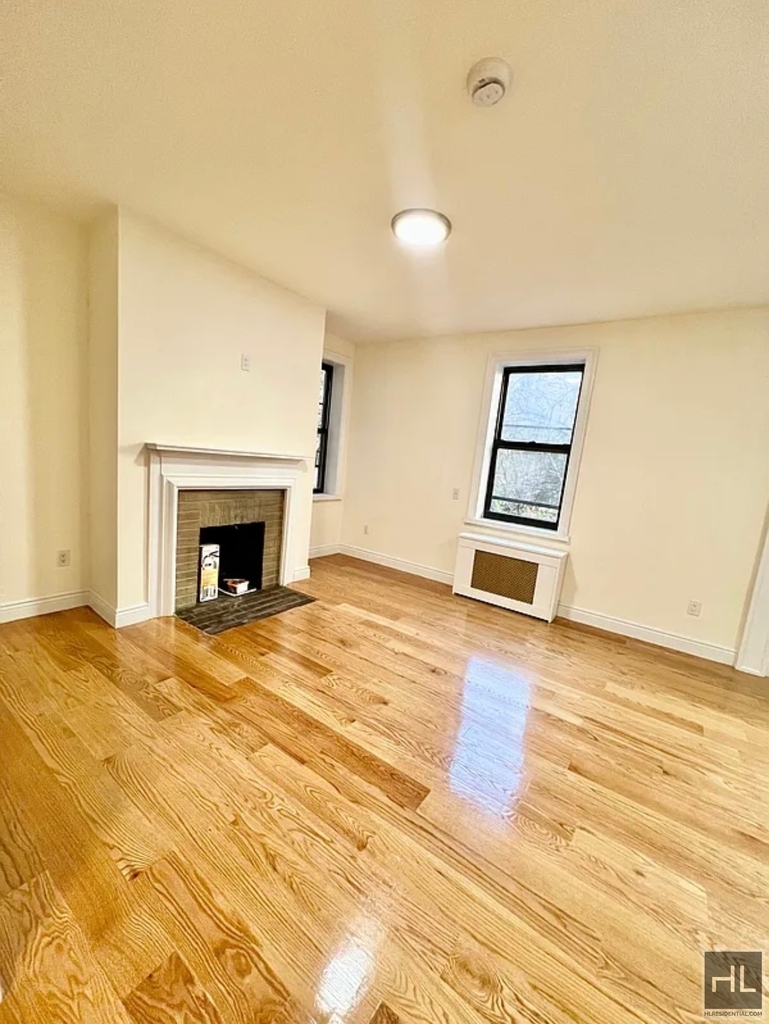East 50th Street - Photo 12