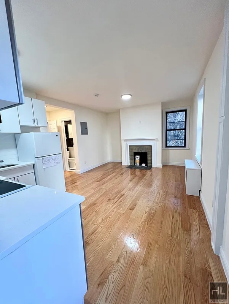 East 50th Street - Photo 14