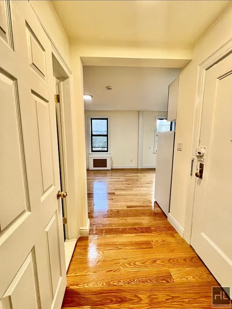 East 50th Street - Photo 8