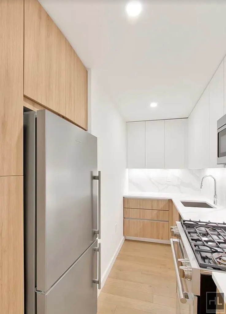East 59th Street - Photo 7