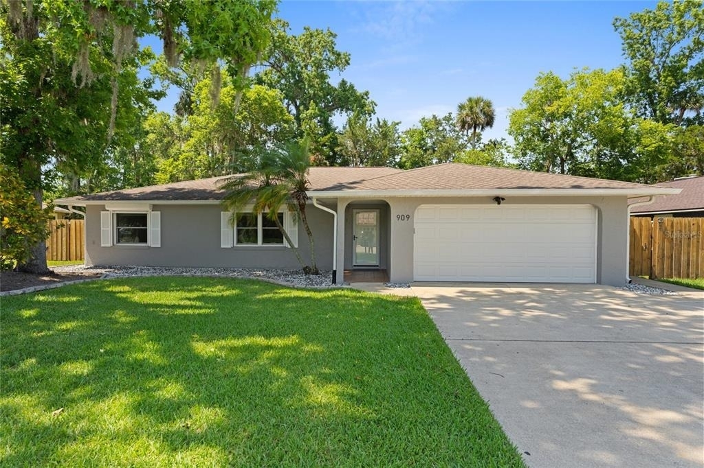 909 Bentwood Lane - Photo 0