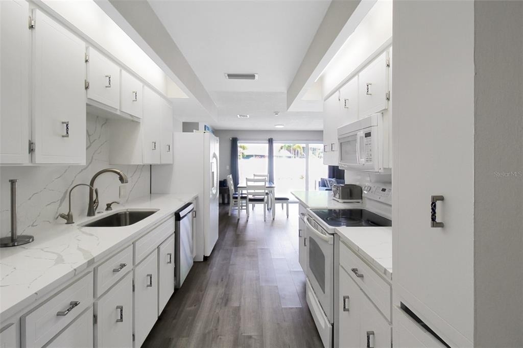 1127 De Leo Drive - Photo 8