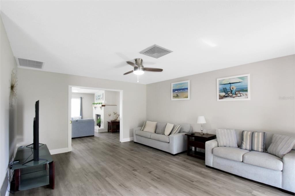 1127 De Leo Drive - Photo 3