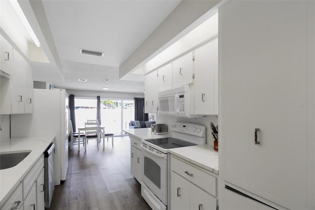 1127 De Leo Drive - Photo 10