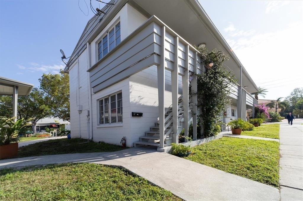 1901 Hyde Park Street - Photo 2