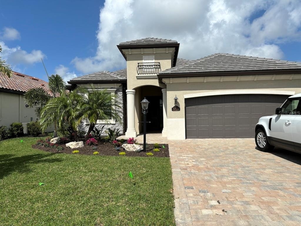 5720 Cheech Glen - Photo 0