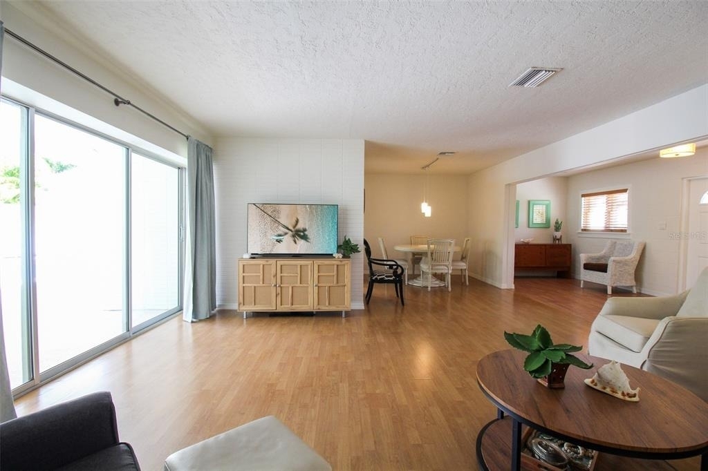 3223 Rowena Street - Photo 10