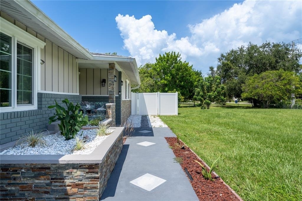 2140 Pinehurst Street - Photo 3