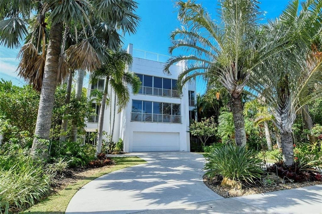 213 N Washington Drive - Photo 1