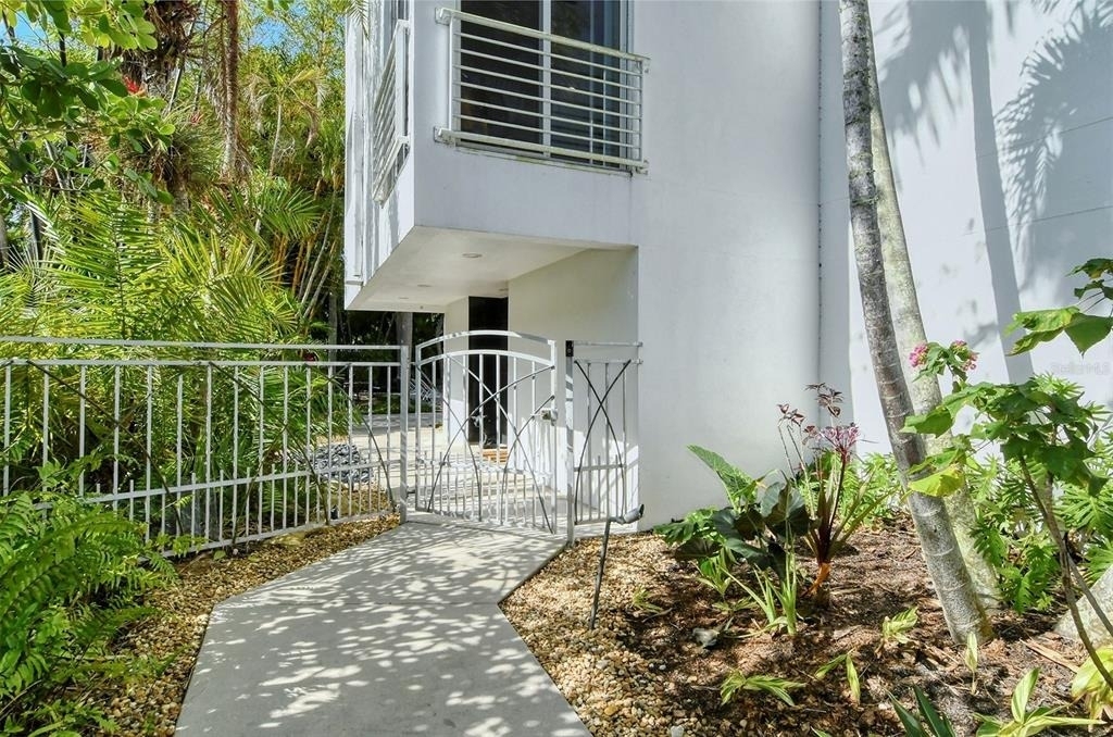 213 N Washington Drive - Photo 2