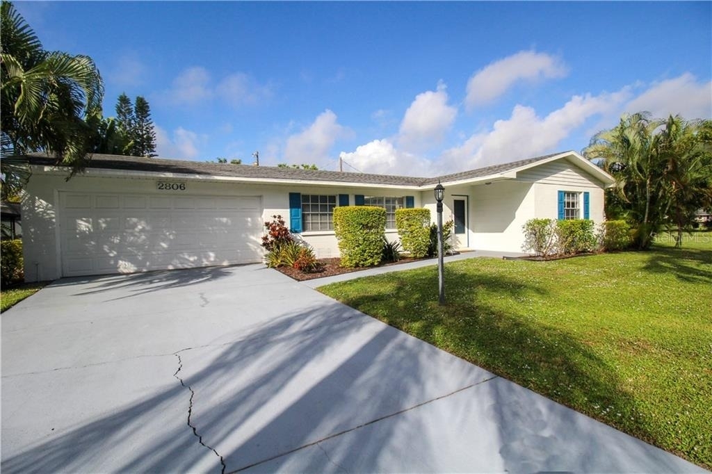 2806 Taunton Drive W - Photo 39