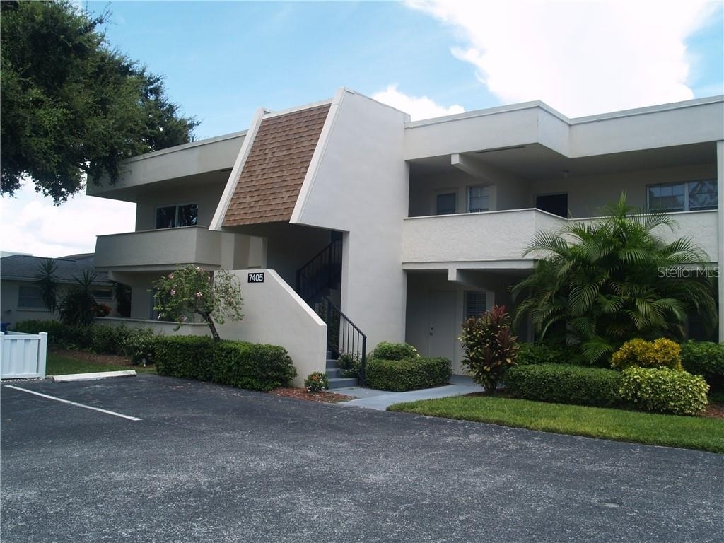 7405 W Country Club Drive N - Photo 0