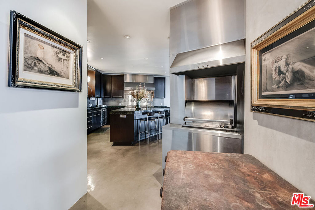 8690 Franklin Avenue - Photo 12