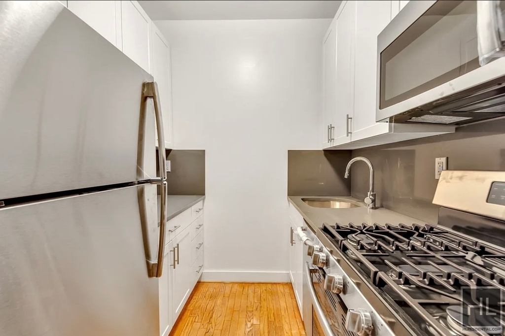Madison Avenue - Photo 1