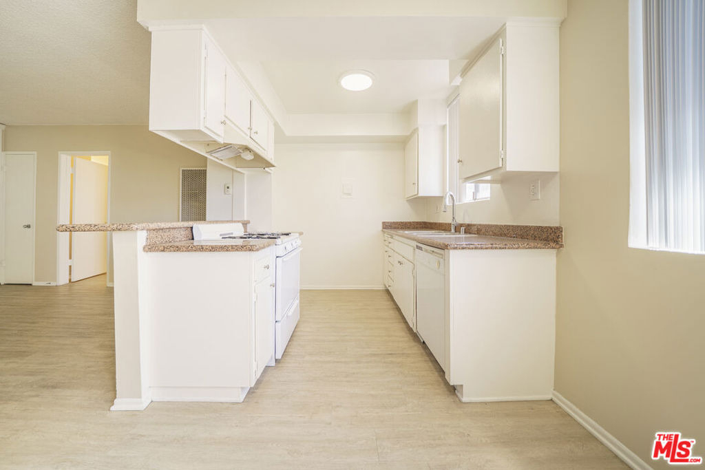 456 S Harvard Boulevard - Photo 4