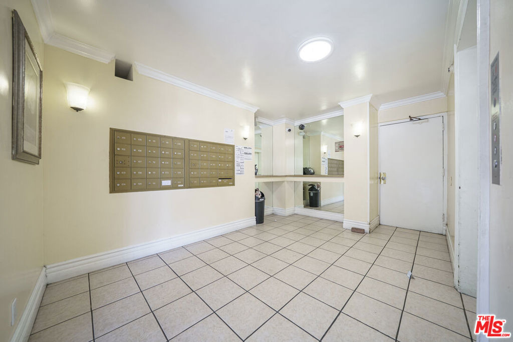 456 S Harvard Boulevard - Photo 2